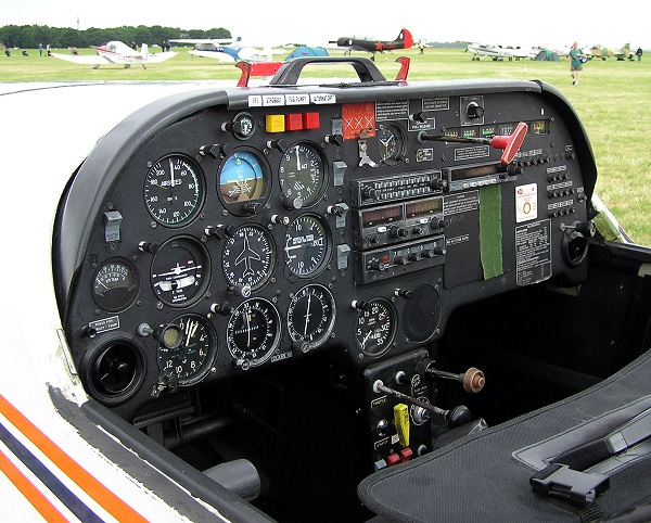  Cabine de pilotos do avião leve Slingsby T-67 Firefly de dois assentos. Os instrumentos de voo podem ser vistos do lado esquerdo do painel de instrumentos. 